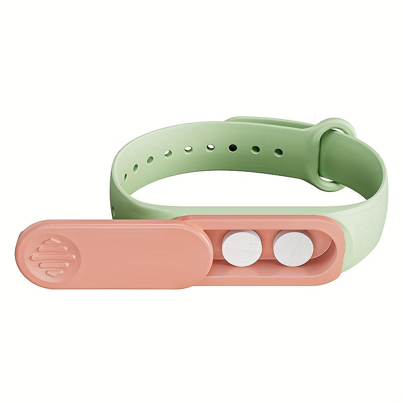 The new wristband-style portable first aid box can rotate 360 degrees, is lightweight, mini and portable, and is moisture-proof and sealed. It is used for carrying medicines on hand and is very suitable for the elderly and forgetful people, Onthego 药物,腕带设