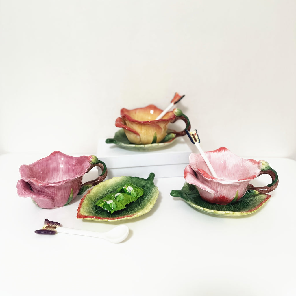 1SET Ceramic Hand-Painted Flower Cup & Saucer Set, 1PCS 3D Handmade Pink Rose & Tulip Tea Cup Coffee Cup, 1PCS Green Leaf Saucer, 1PCS Butterfly Spoon, Exquisite Table Décor, Gift for Christmas, Valentine’s Day, Mother’s Day (Capacity: 150ml / 5oz)