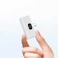 [新款迷你移動電源] 5000mAh超輕便攜充電器，內建USB-C直插式介面，5V2A輸出，LED數字顯示，無需線纜，直接插入充電，適合飛行，相容IOS 17/16 Plus/15 Pro/15 Pro Max/Pad Pro，安卓手機、耳機、揚聲器及其他電子裝置。是通勤者、旅行者、學生的理想選擇