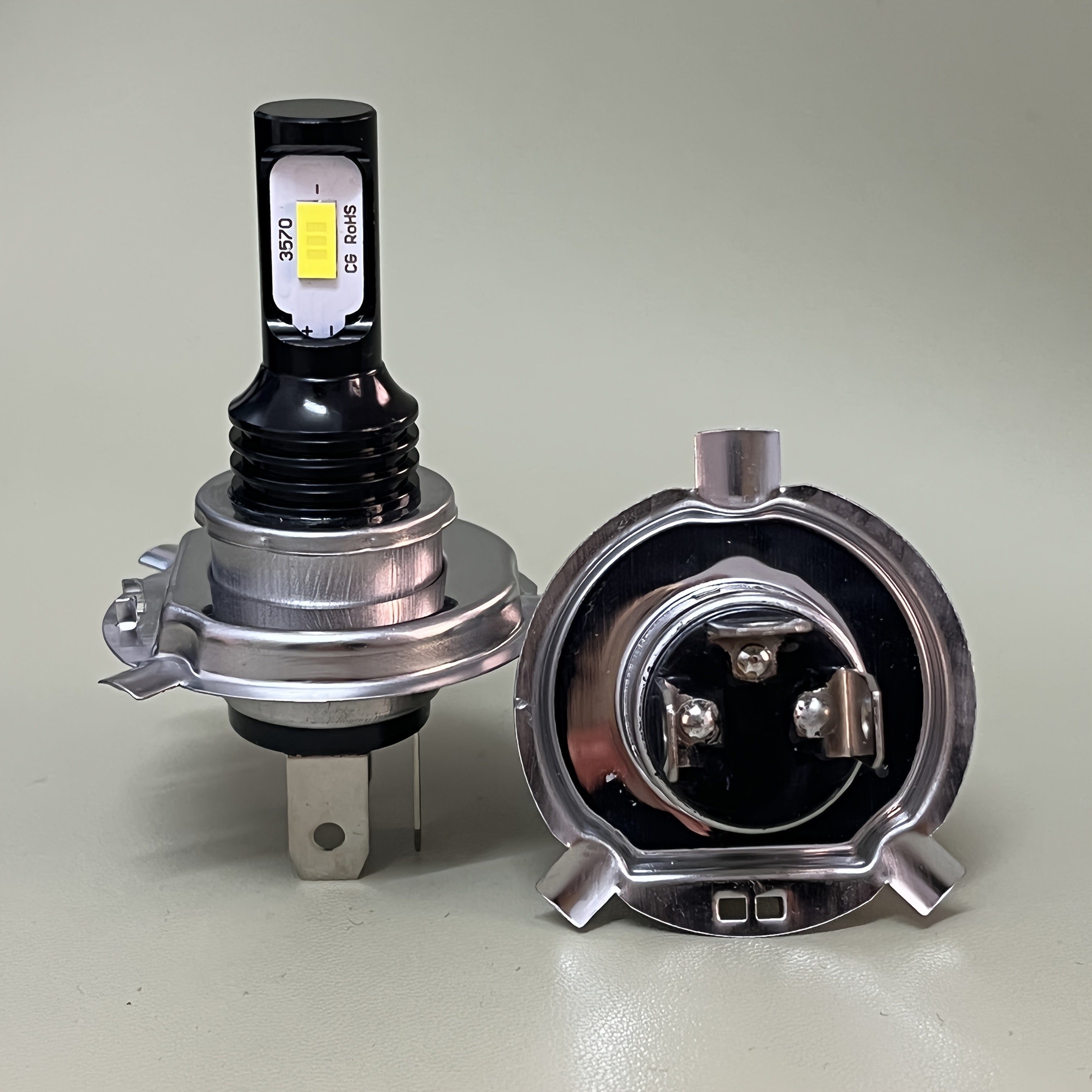 2个 H4 LED 大灯灯泡，超亮 1:1 迷你尺寸汽车灯，随插即用，无需适配器，高功率 6000K 白色 CANBUS H4 霧灯灯泡，适用于大多数汽车、卡车和 SUV，无需电池