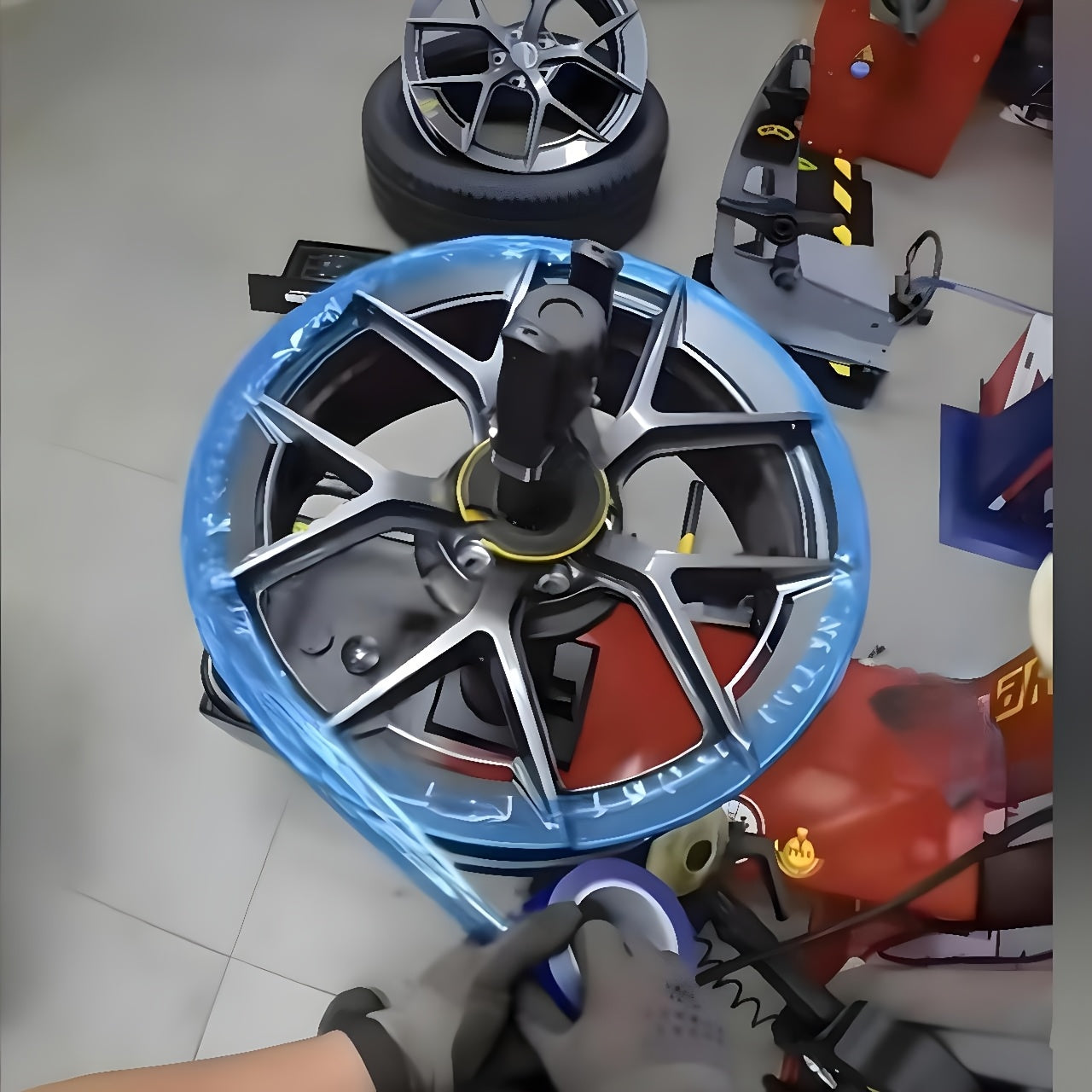 防刮无残留保护膜 - 重型PE包装，适用于汽车、家具及电器 - 适配玻璃、不锈钢、金属、塑料 - 车轮、轮毂、桌面、电子设备专用 - 易贴易撕，透明覆盖，美观光亮，兼容金属质感