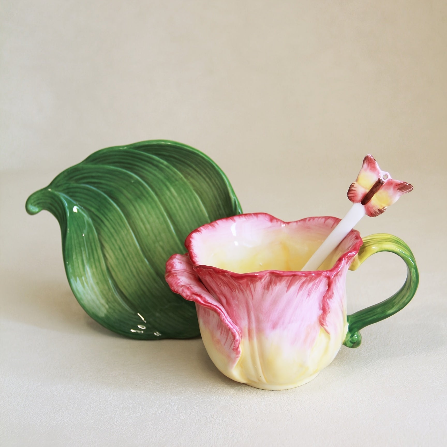 1SET Ceramic Hand-Painted Flower Cup & Saucer Set, 1PCS 3D Handmade Pink Rose & Tulip Tea Cup Coffee Cup, 1PCS Green Leaf Saucer, 1PCS Butterfly Spoon, Exquisite Table Décor, Gift for Christmas, Valentine’s Day, Mother’s Day (Capacity: 150ml / 5oz)
