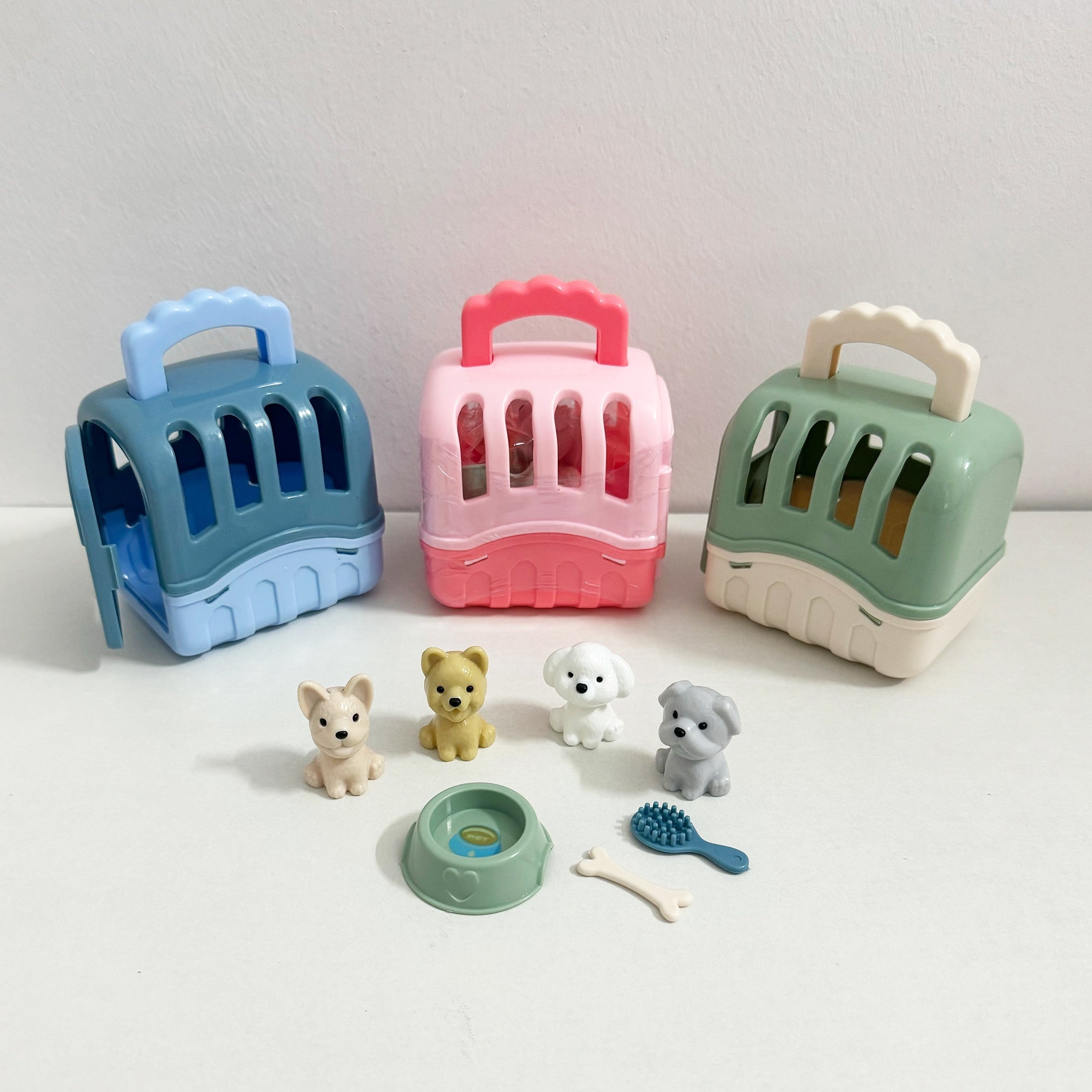 可爱狗狗玩具篮，居家玩耍，包含狗狗毛绒玩具、狗屋和场景配件，适合作为礼物或学前教育赠送