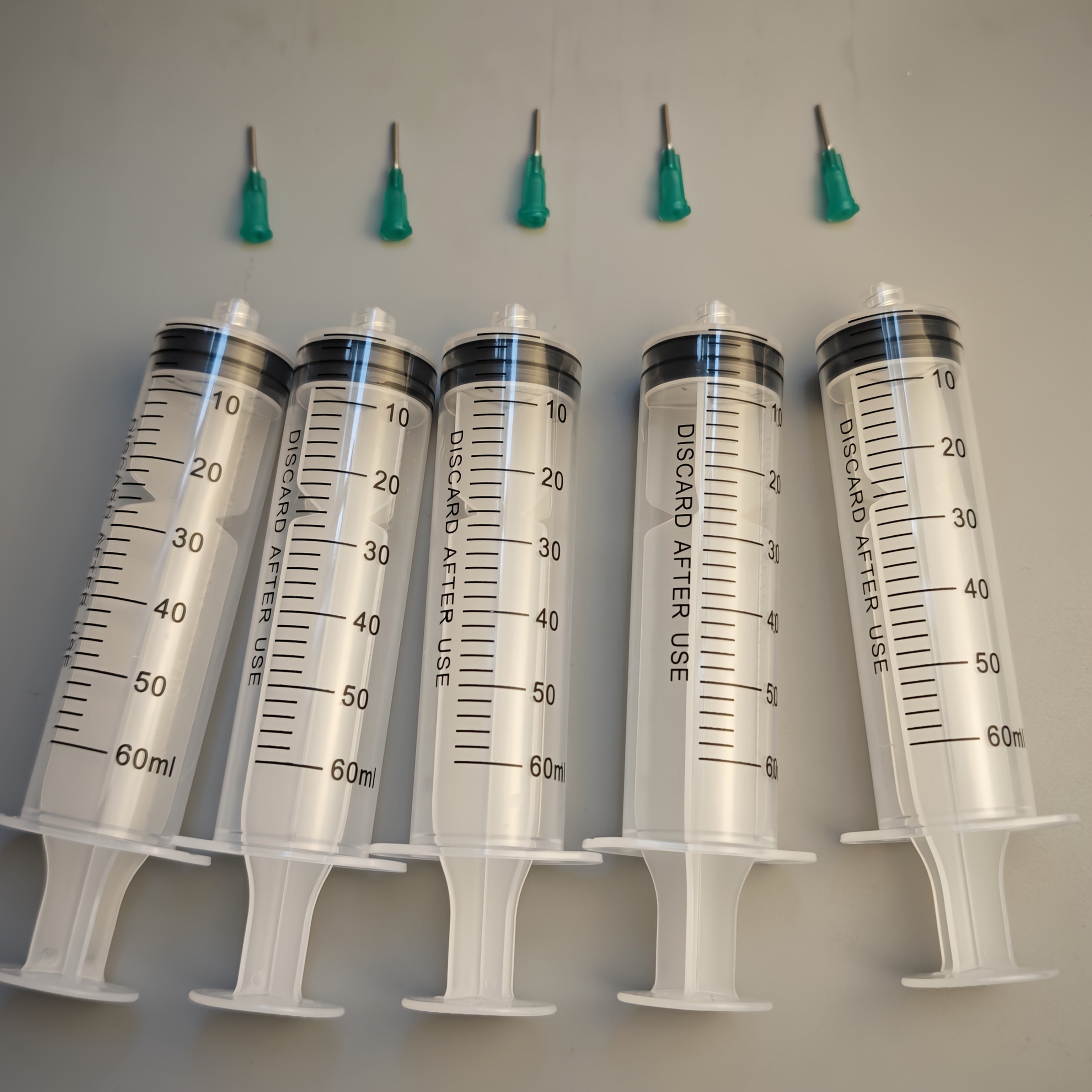 5件套胶水涂抹器注射器，用于香水补充、实验室使用、DIY造型、园艺和宠物喂食，以及液体转移。精确且可重复使用业余爱好工艺品，1/5/10/20/60毫升带18Gauge精密提示 ，完美适合油类、墨水、胶水等。精密任务必备品
