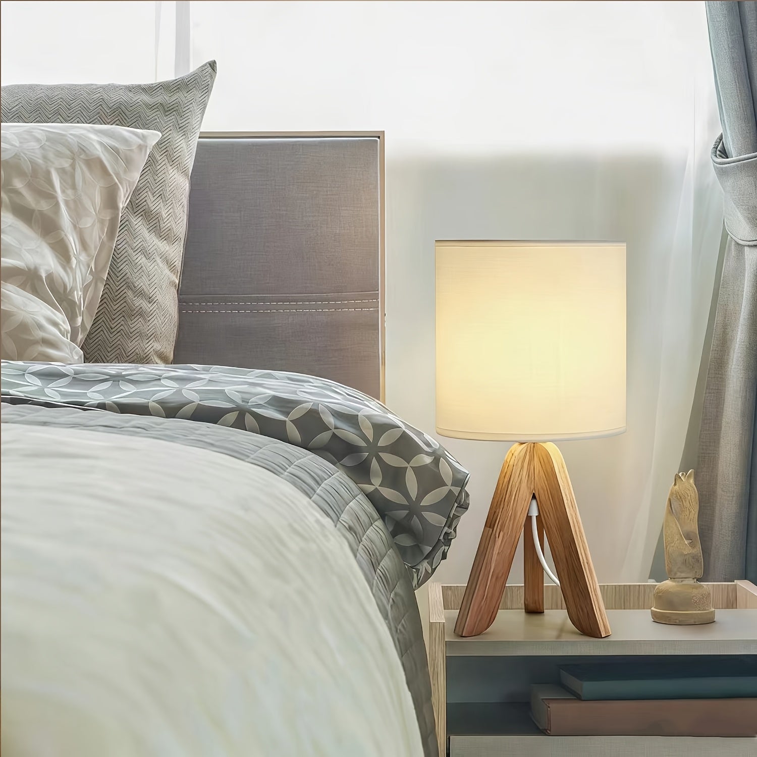Wooden tripod table lamp, small table lamp with linen lampshade, bedside table lamp for bedroom, office, dormitory, USB powered, bulb included
