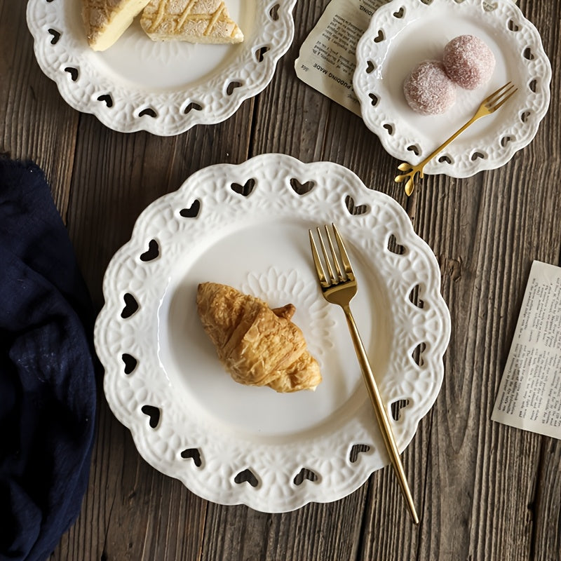 1pc European Vintage Ceramic Relief Heart Plate, Pure White Heart-Shaped Hollow Out Dish, Home Serving Plate Round Plate, Cake Display Plate, Ceramic Breakfast Dessert Snack Plate, Western Pasta Plate, Fruit Salad Plate