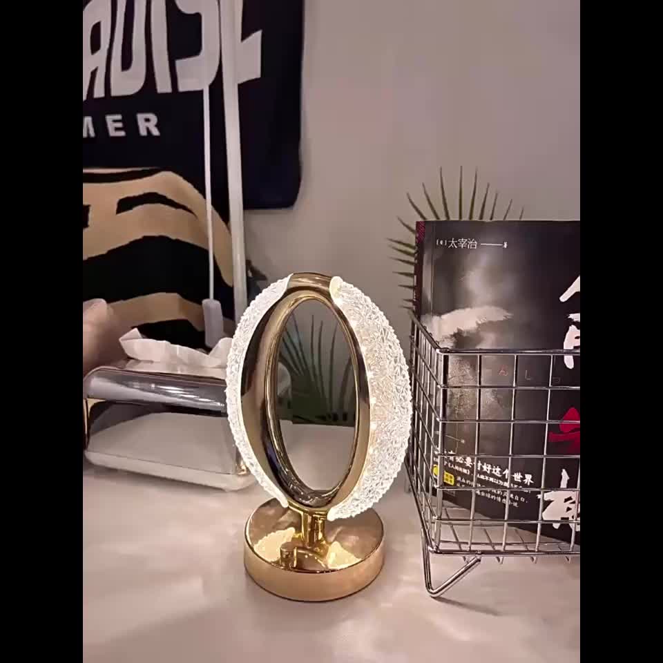 水晶 桌台灯，一款兼具简约触控功能和三色调光的酒吧及咖啡馆氛围灯，支持 供电，适用于各种室内环境，是客厅、房车、房间和卧室的理想装饰性夜灯。