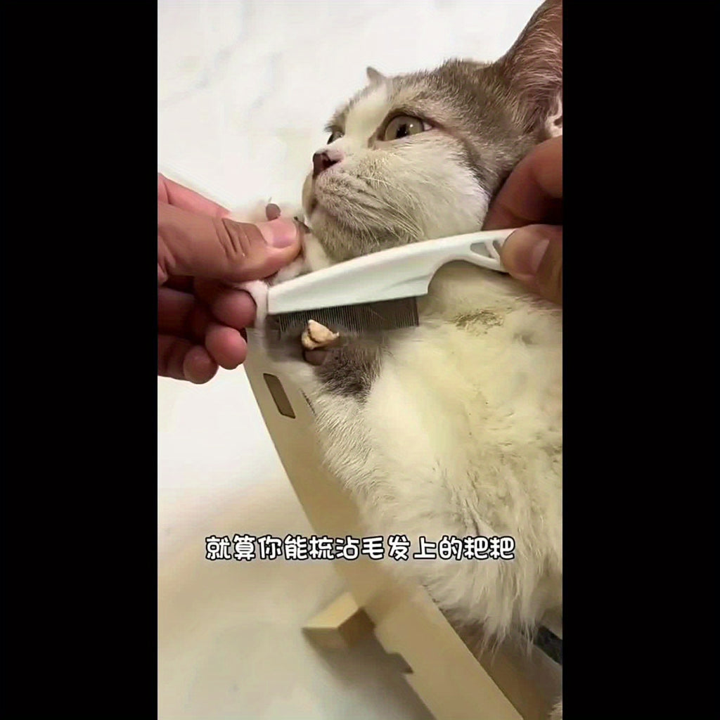 两把白色狗狗跳蚤梳，专为宠物美容设计，采用细齿设计，高效去除跳蚤、解结毛发，并提升毛发健康状况