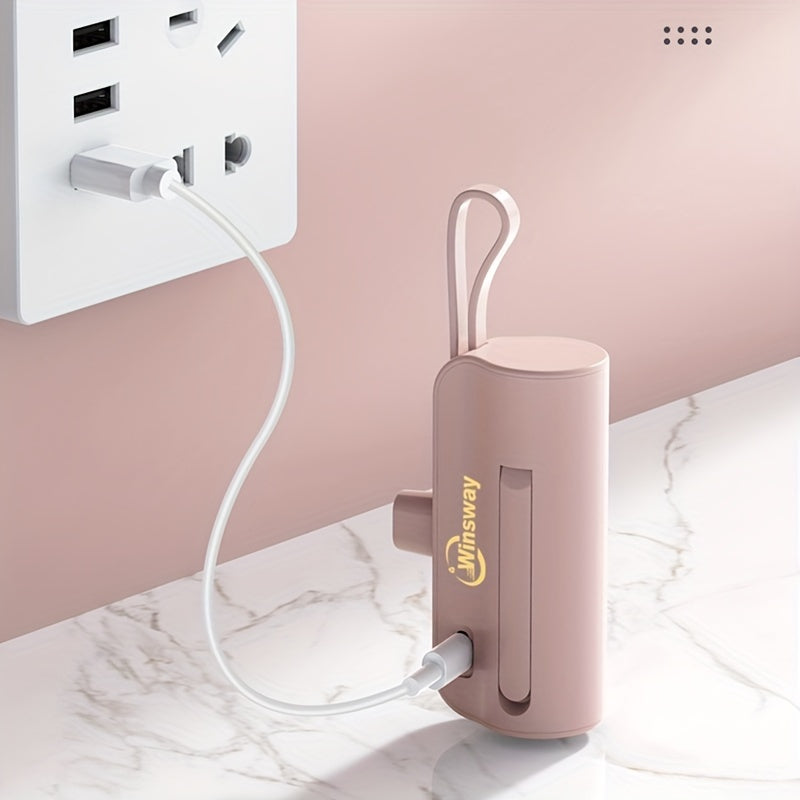 WINSWAY雙口5000毫安膠囊迷你口袋移動電源，便攜快速充電無線手機支架充電器，附Type-C資料線，支援同時為兩部手機充電，相容安卓、三星等裝置，適合旅行、飛機及假日使用。是送給愛美女友的必備好禮