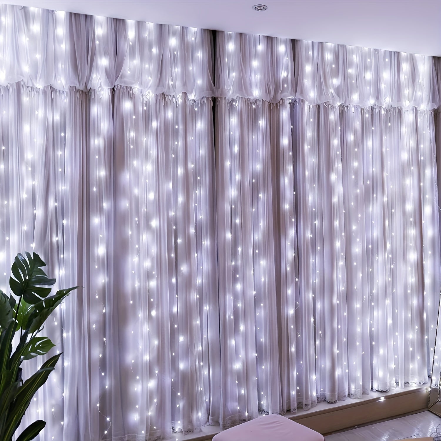Ledoor 提供一套窗帘灯，包含 100、200 或 300 个 LED，适用于卧室。这些暖光灯有 3.3、6.5 或 9.8 英尺 x 9.8 英尺的尺寸可选。它们具有 8 种不同的照明模式，并包括一个遥控器。这些 USB 供电灯具。