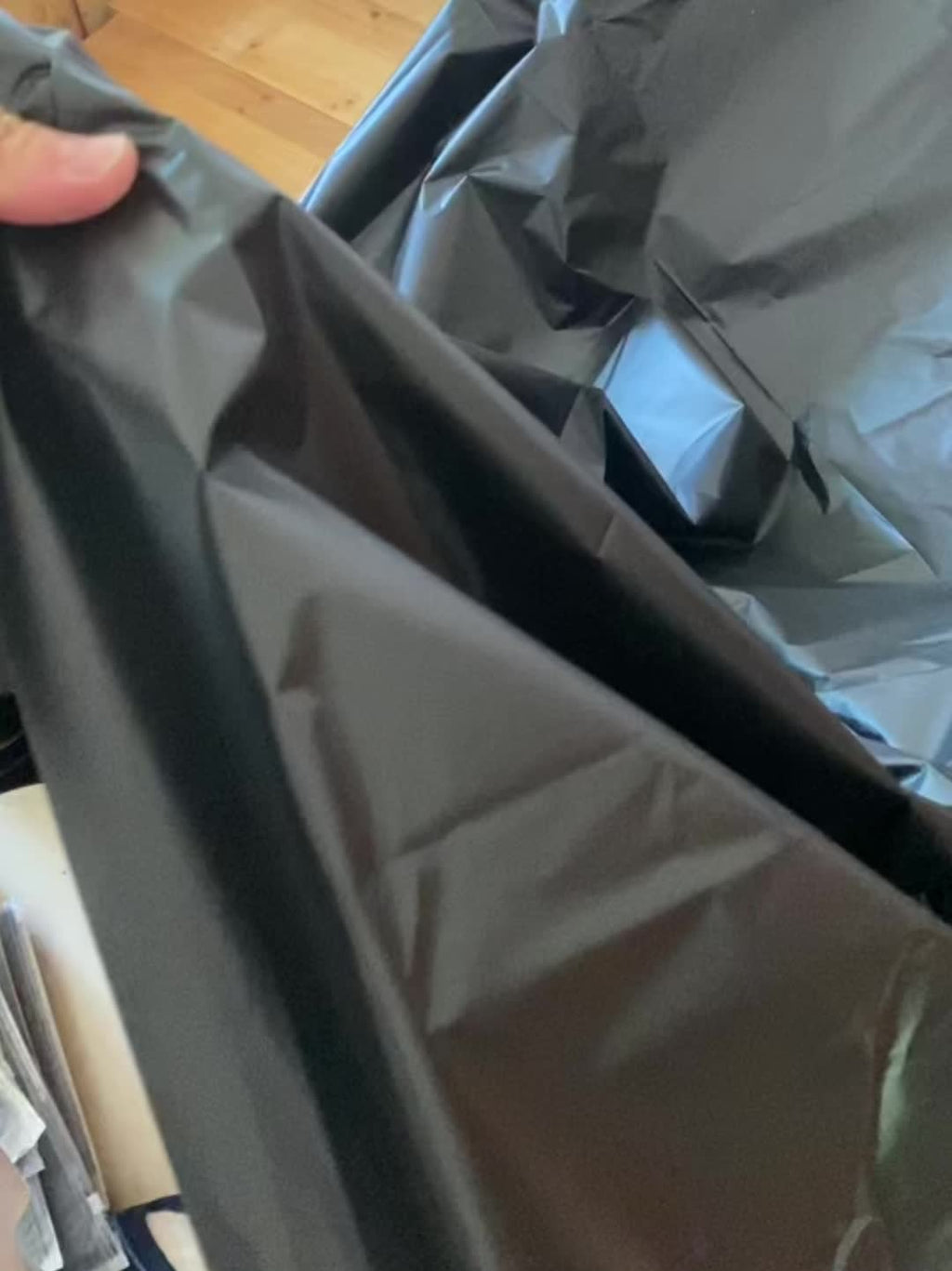 加厚黑色塑料膜 加厚黑色园艺地膜布 种菜种花免除草 保水保温促生长 家庭菜园必备 防草布抑草 阻隔杂草保湿 适用于果园农用园艺除草 提升农作物产量 种植神器 - 防晒防老化耐用款 耐磨抗撕裂 防水防潮垫地面保护膜 防尘防污 也可用于搬家装修仓储必备