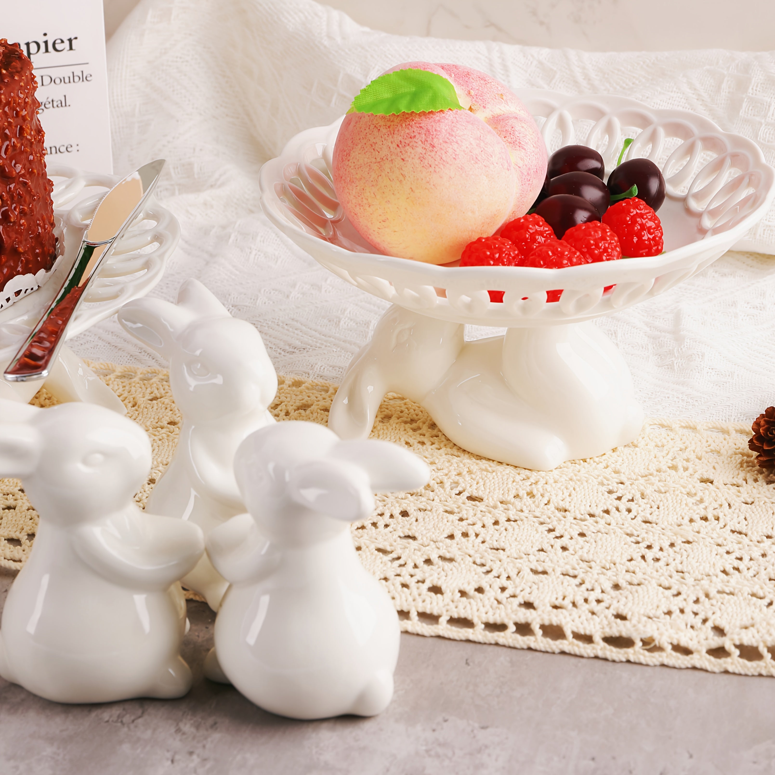 Ceramic Rabbit Cake Tray Dessert Stand Deep Fruit Plate, Ideal for All Kinds of Party Snack Trays, European Creative Decorative Storage Display Pierced Tray/ Fr: Plat à gâteau en céramique lapin, Support à desserts, Plat profond à fruits