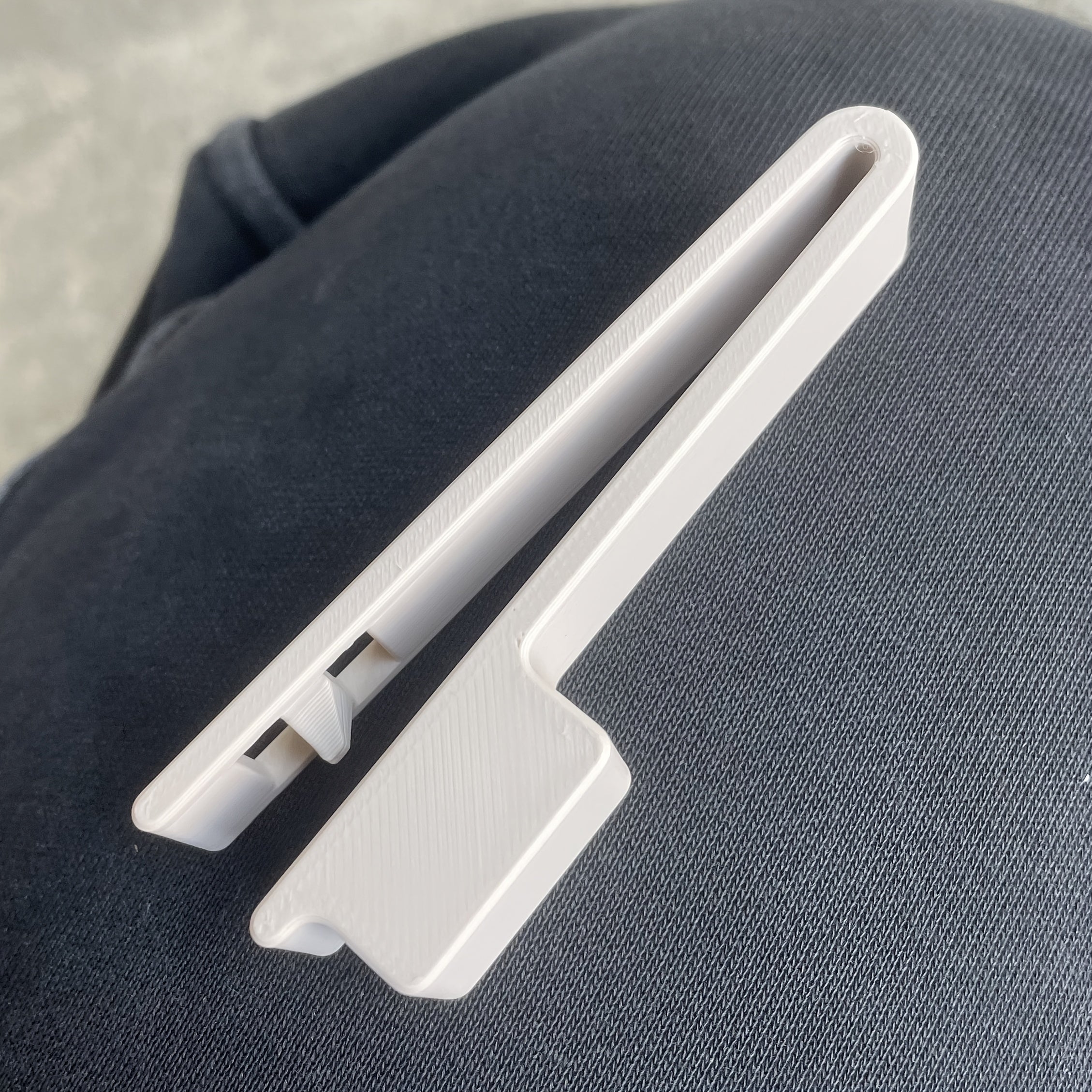 一款设计新颖、前端带有倾药口的便捷药盒，是注重清洁卫生的理想赠礼之选