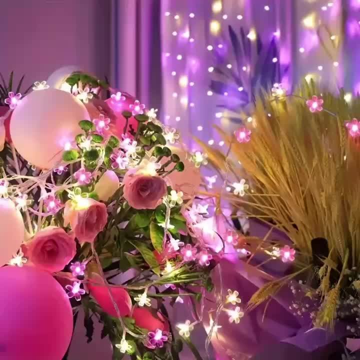 樱花串灯 | 多彩花卉仙女灯，适用于圣诞节、情人节等场合 | 按钮控制 | 理想装饰于卧室、客厅、派对、婚礼场景 | 浪漫室内氛围营造 | 塑料材质花朵设计 | 无需插电，即刻点亮派对气氛 | 鲜艳樱花造型 | 电池供电，小巧便携，是感恩节万圣节及圣诞节装饰的完美选择