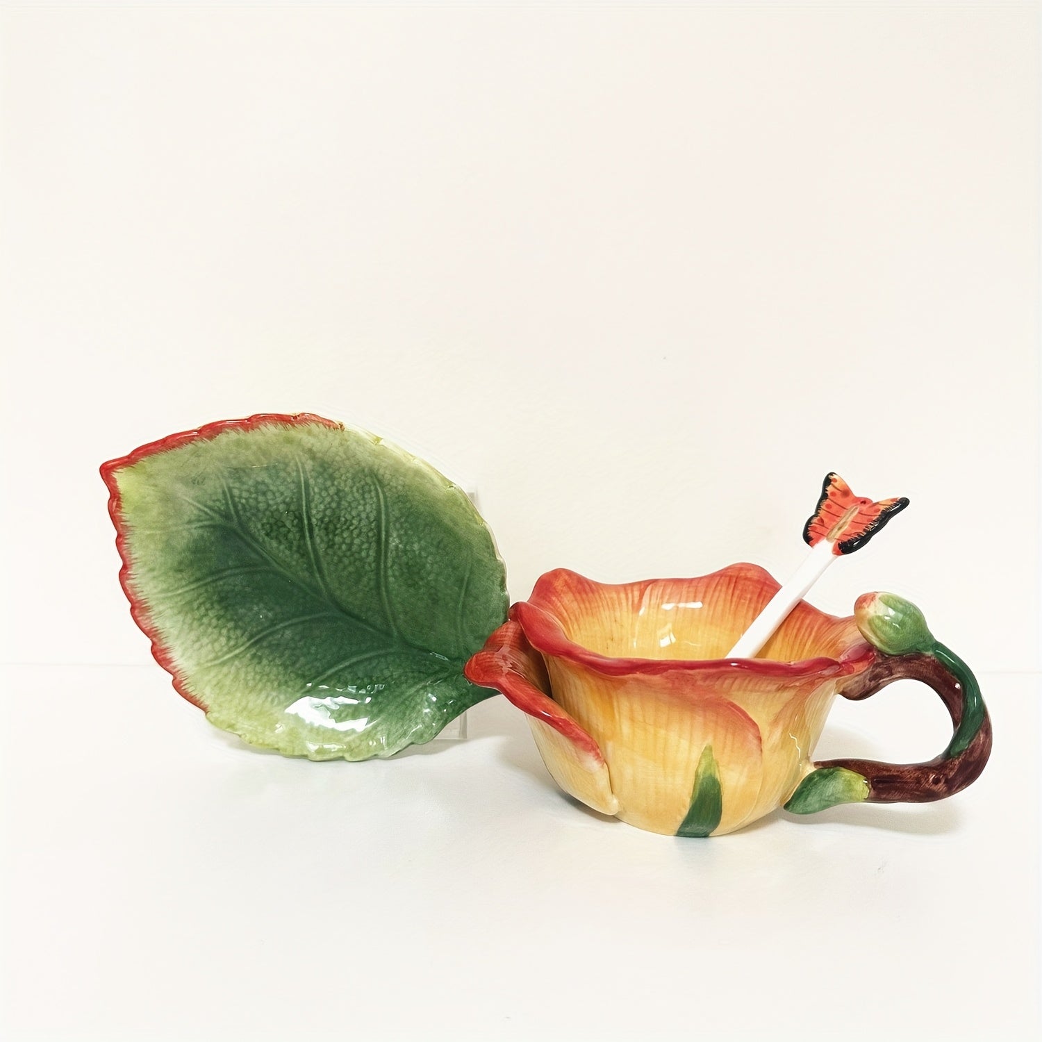 1SET Ceramic Hand-Painted Flower Cup & Saucer Set, 1PCS 3D Handmade Pink Rose & Tulip Tea Cup Coffee Cup, 1PCS Green Leaf Saucer, 1PCS Butterfly Spoon, Exquisite Table Décor, Gift for Christmas, Valentine’s Day, Mother’s Day (Capacity: 150ml / 5oz)