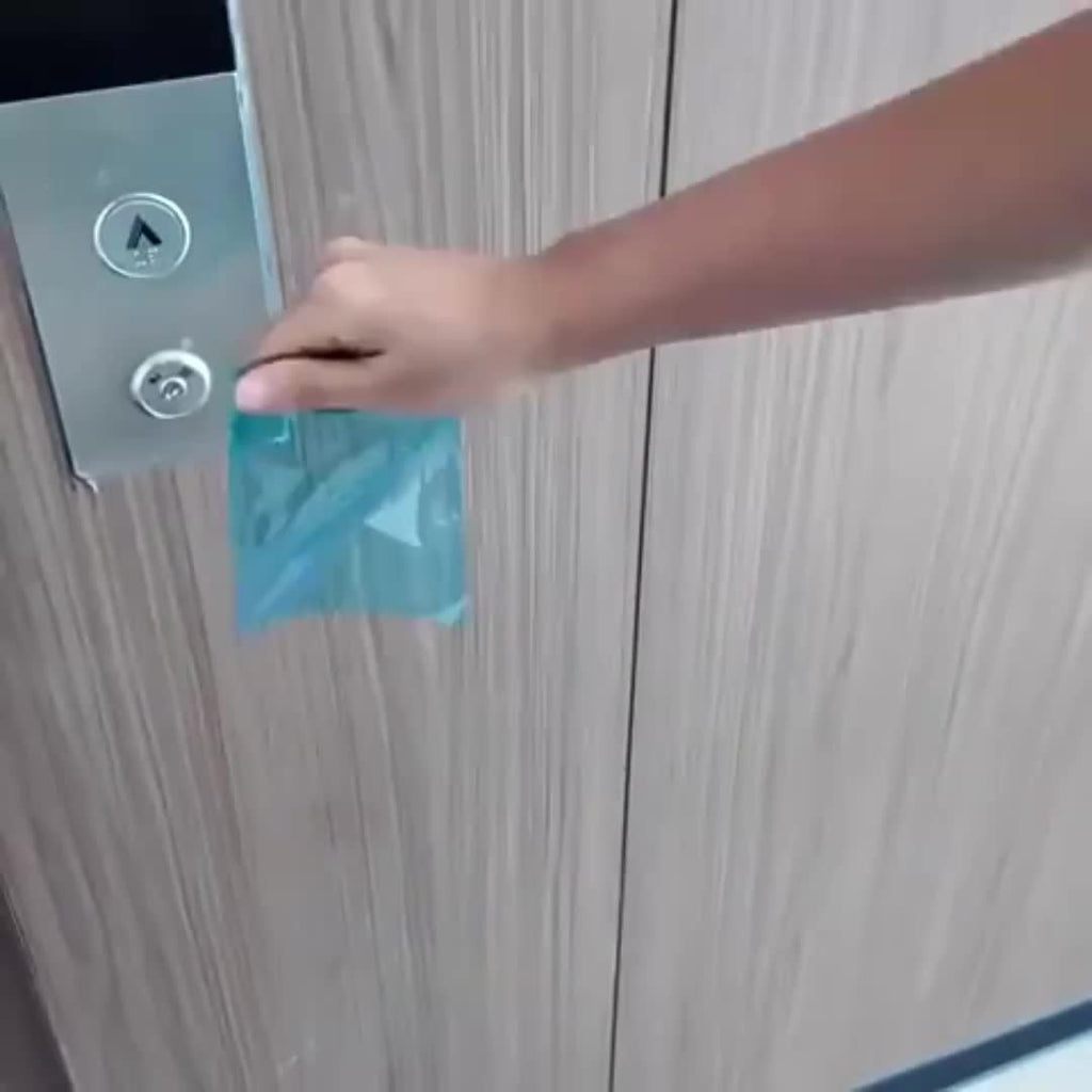 自粘防护膜卷，带可撕式设计，非常适合在酒店水疗中心和浴室淋浴隔断处使用，提供台面和设备的表面保护，并且易于剥离