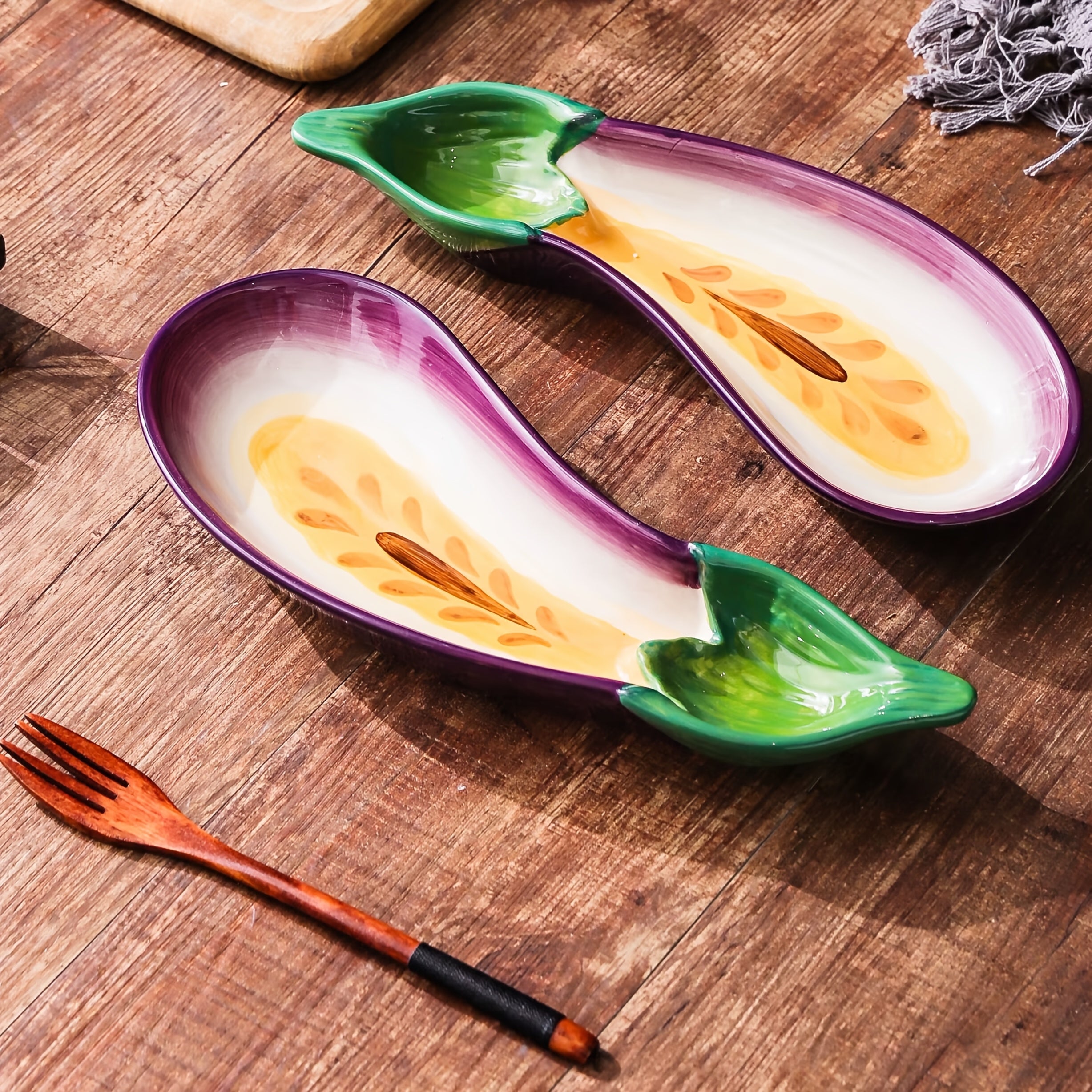 1 Piece Frank Exhibition Inspired Ceramic Eggplant Plate – Creative Purple & Green Vegetable-Shaped Tray, Perfect for Fruit, Snacks & More – Glossy Finish, Ideal for Home Use & All Seasons