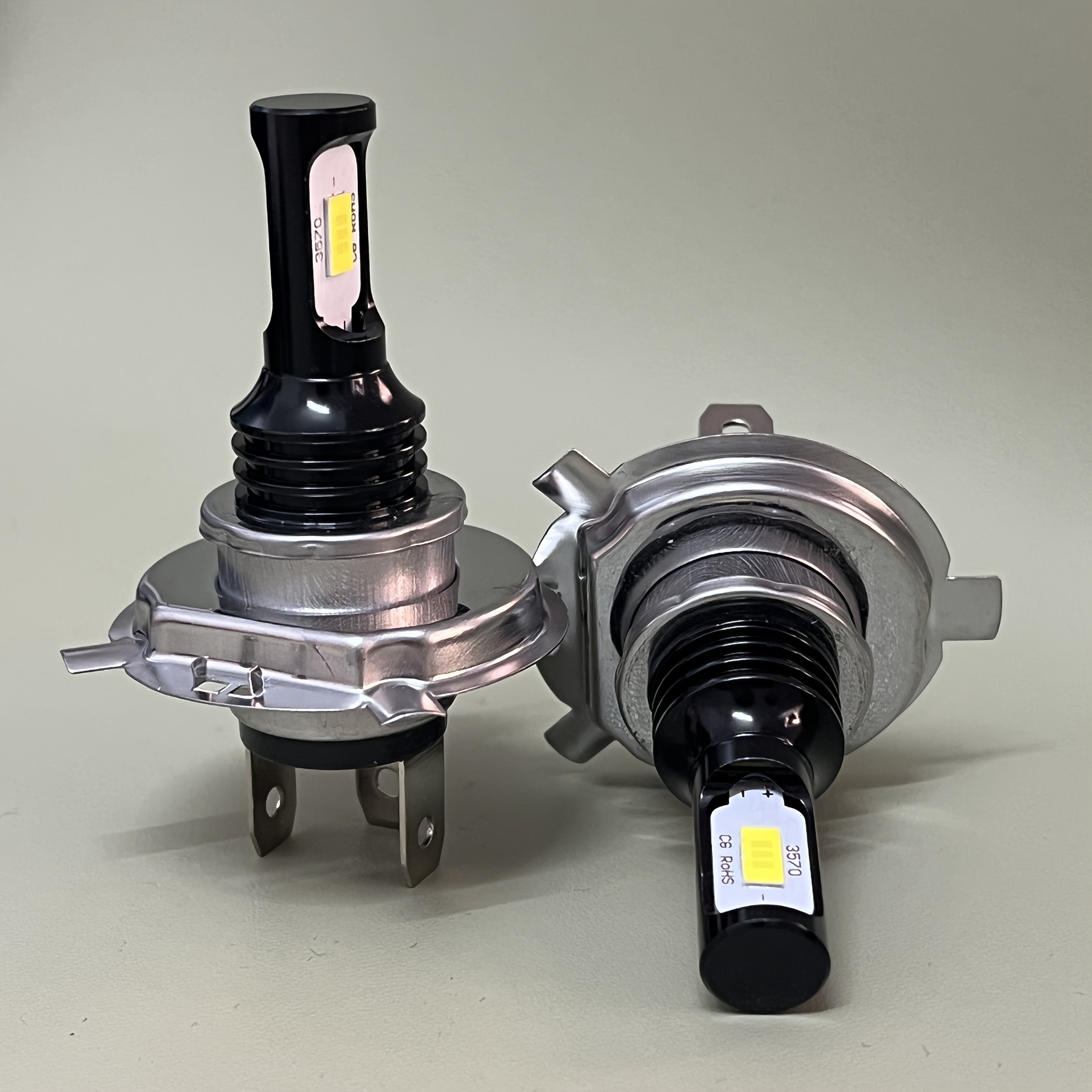 2个 H4 LED 大灯灯泡，超亮 1:1 迷你尺寸汽车灯，随插即用，无需适配器，高功率 6000K 白色 CANBUS H4 霧灯灯泡，适用于大多数汽车、卡车和 SUV，无需电池