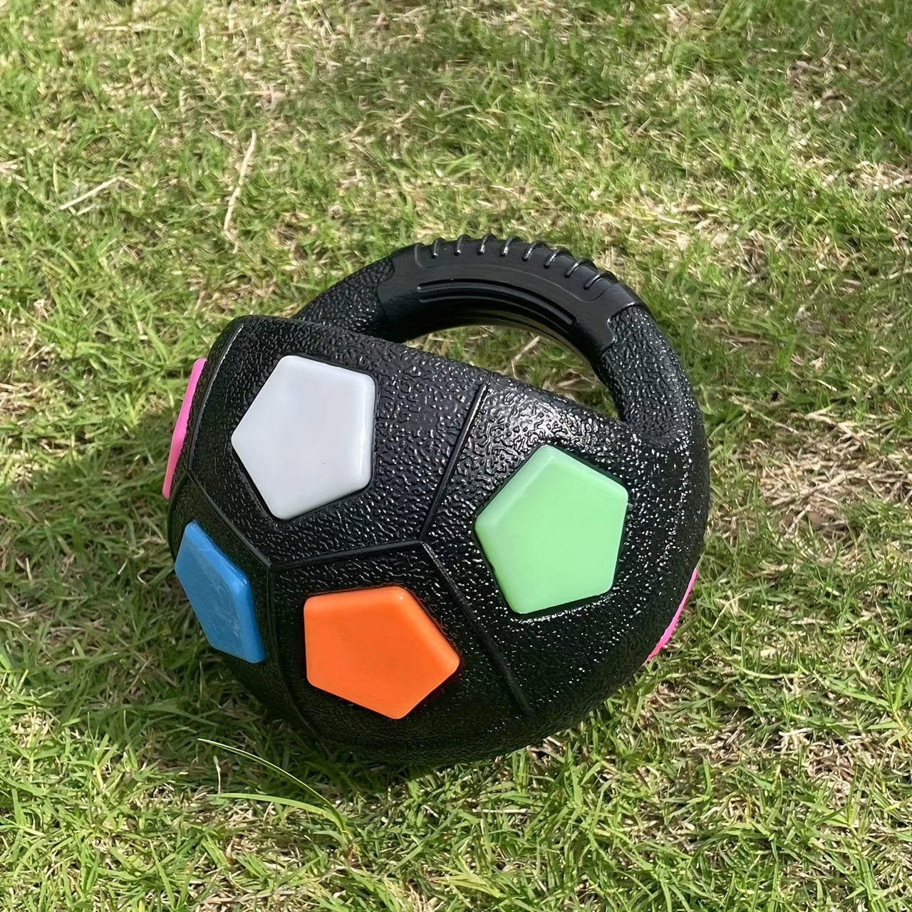 足球造型的宠物狗玩具，坚固耐用的磨牙训练玩具，吱吱叫的发声玩具