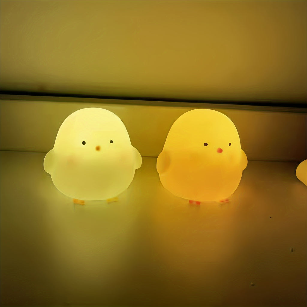 1个可爱小鸡造型LED小鸡桌灯，灯光柔和不刺眼电池供电（无插头）适合户外卧室床头书房办公室，圣诞节情人节送朋友同学同事亲人节日 生日礼物