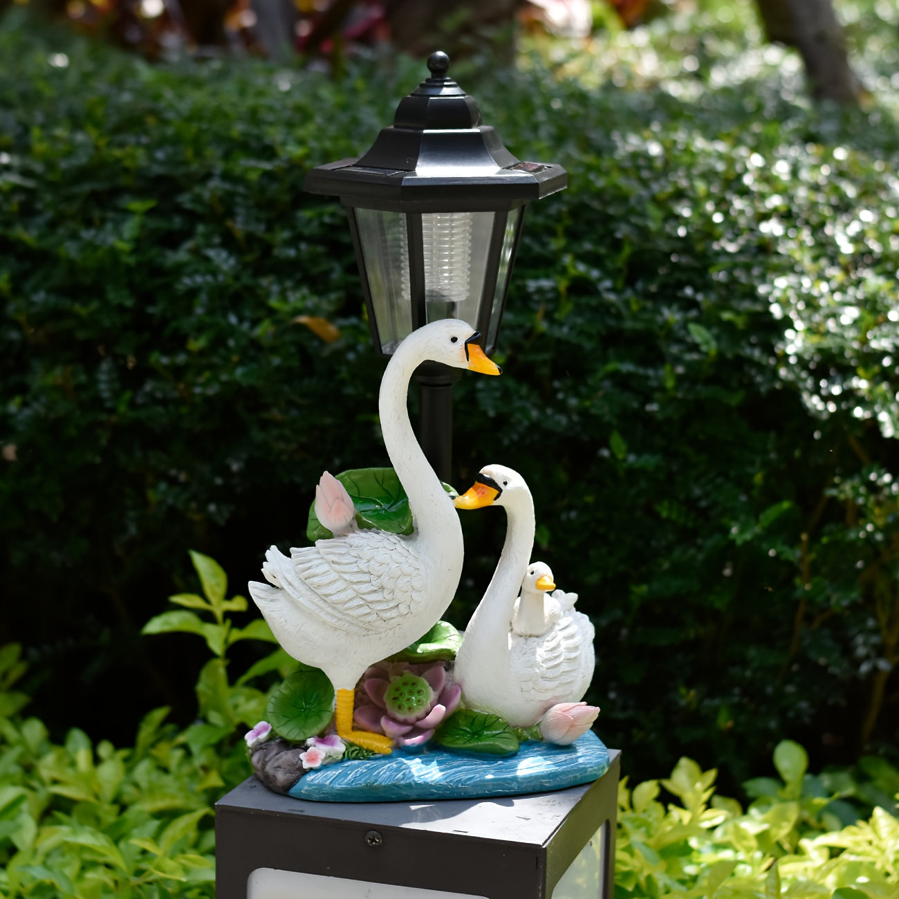 Outdoor Courtyard Resin Swan Family Solar Light Statue Decoration, Garden Villa Landscaping Night Light, Corridor Pathway Warm Sculpture Light, Solar Powered Home Decoration, Perfect Christmas Thanksgiving Gift for Friends